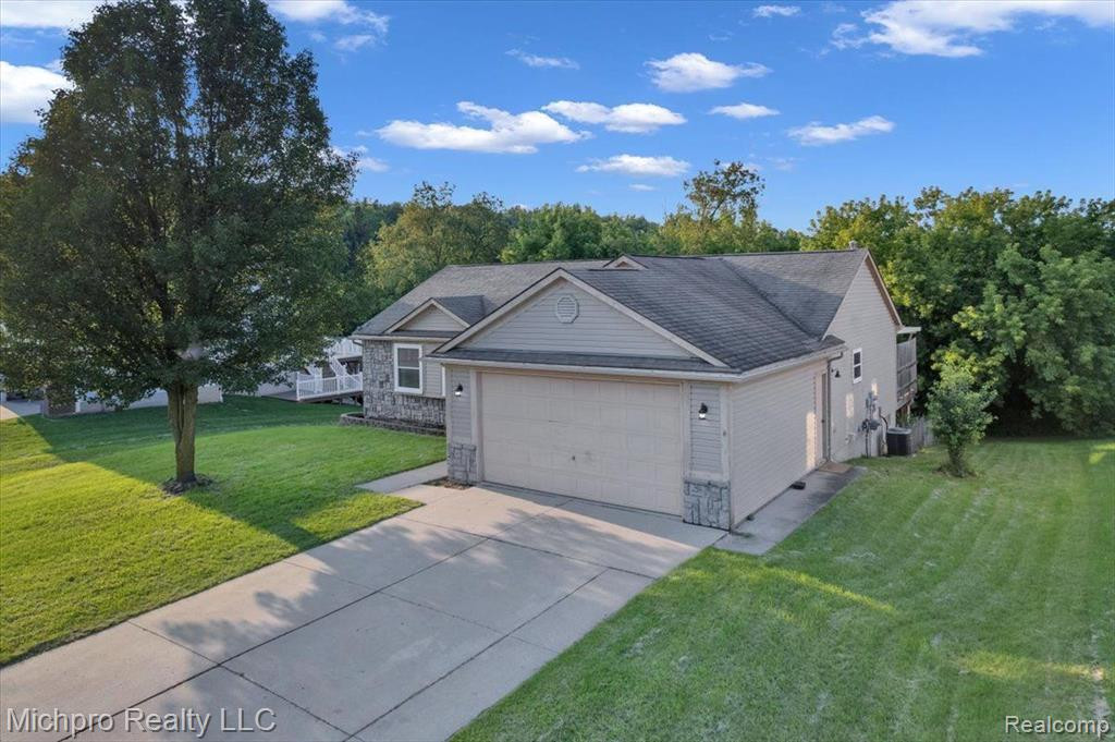30 JAMESTOWN Drive, Metamora, MI 48455 — Photo 2