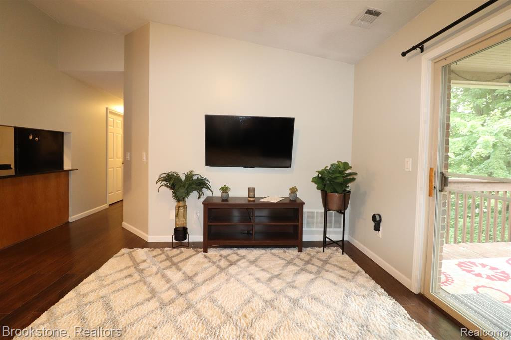 9786 SAWGRASS Court, Belleville, MI 48111 — Photo 5