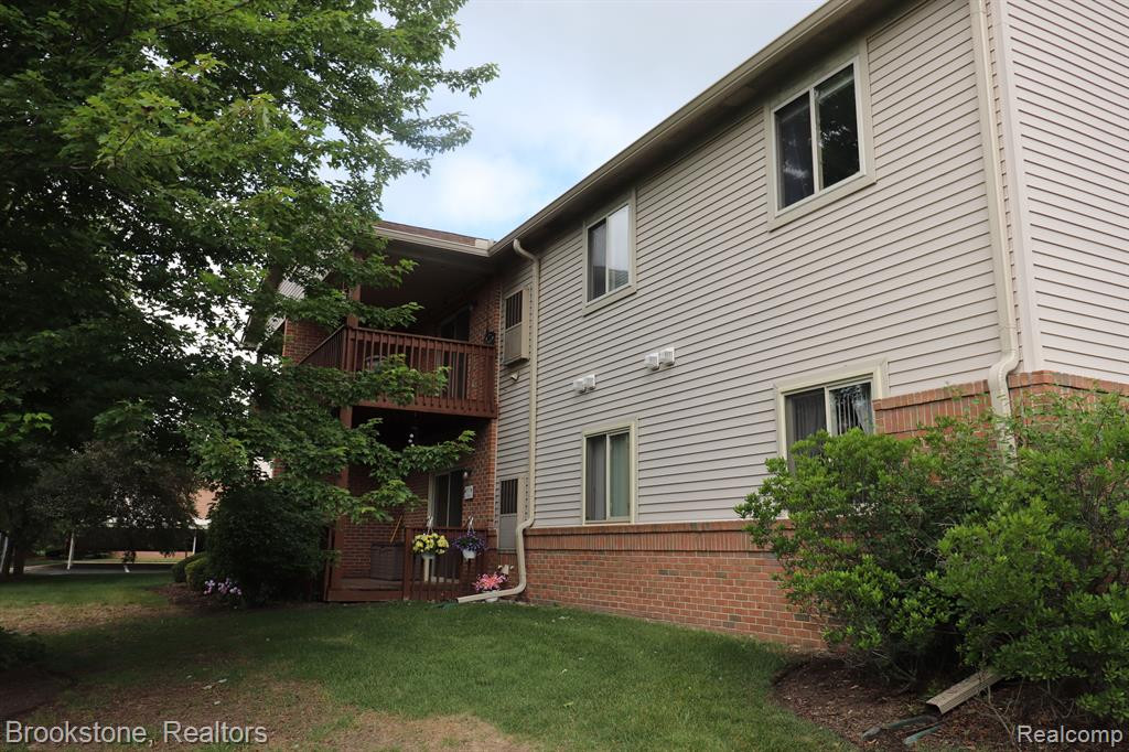 9786 SAWGRASS Court, Belleville, MI 48111 — Photo 36