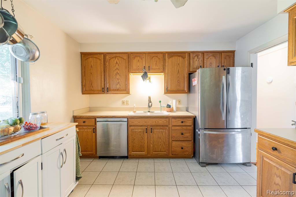 2399 ETHEL Drive, Wolverine Lake, MI 48390 — Photo 11