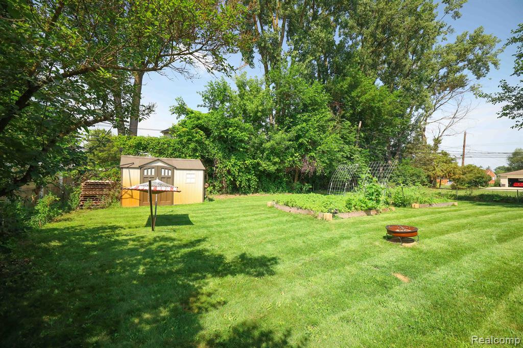 2399 ETHEL Drive, Wolverine Lake, MI 48390 — Photo 25