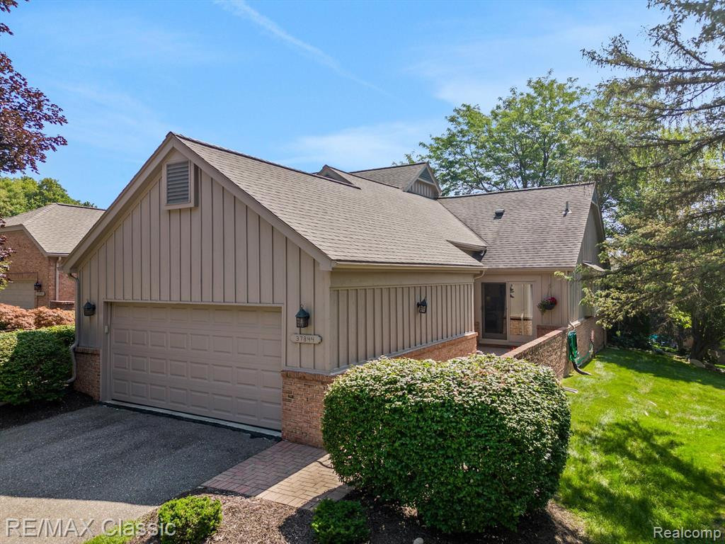 37844 AMBER Drive, Farmington Hills, MI 48331 — Photo 2