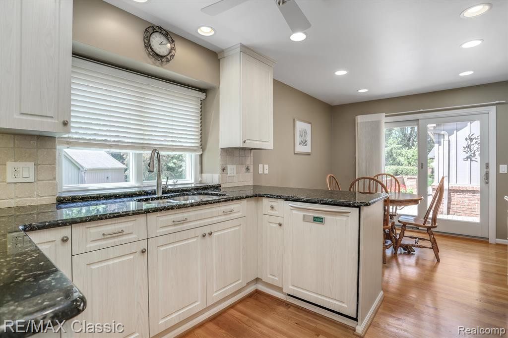 37844 AMBER Drive, Farmington Hills, MI 48331 — Photo 12