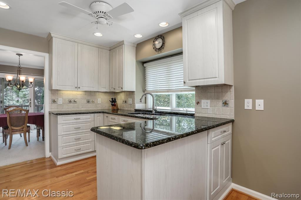 37844 AMBER Drive, Farmington Hills, MI 48331 — Photo 13