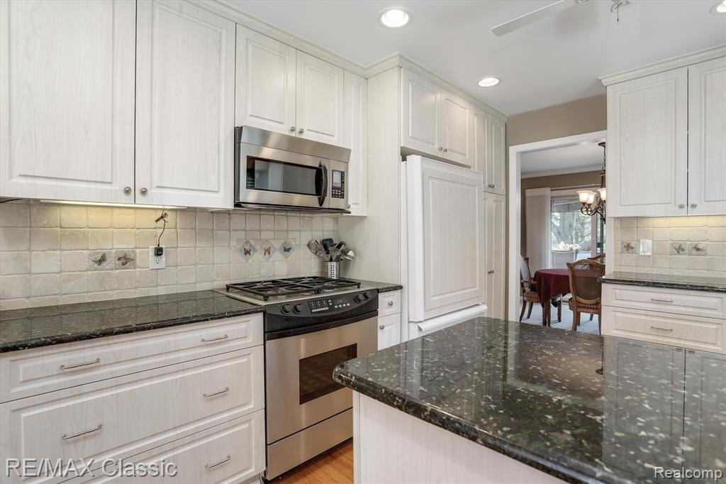 37844 AMBER Drive, Farmington Hills, MI 48331 — Photo 14
