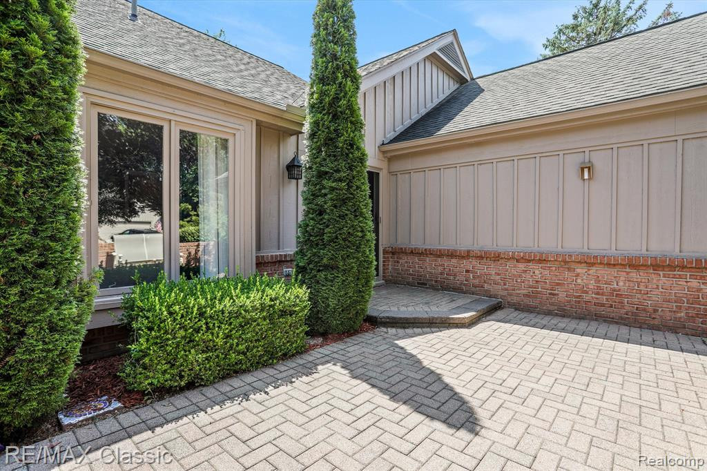 37844 AMBER Drive, Farmington Hills, MI 48331 — Photo 35