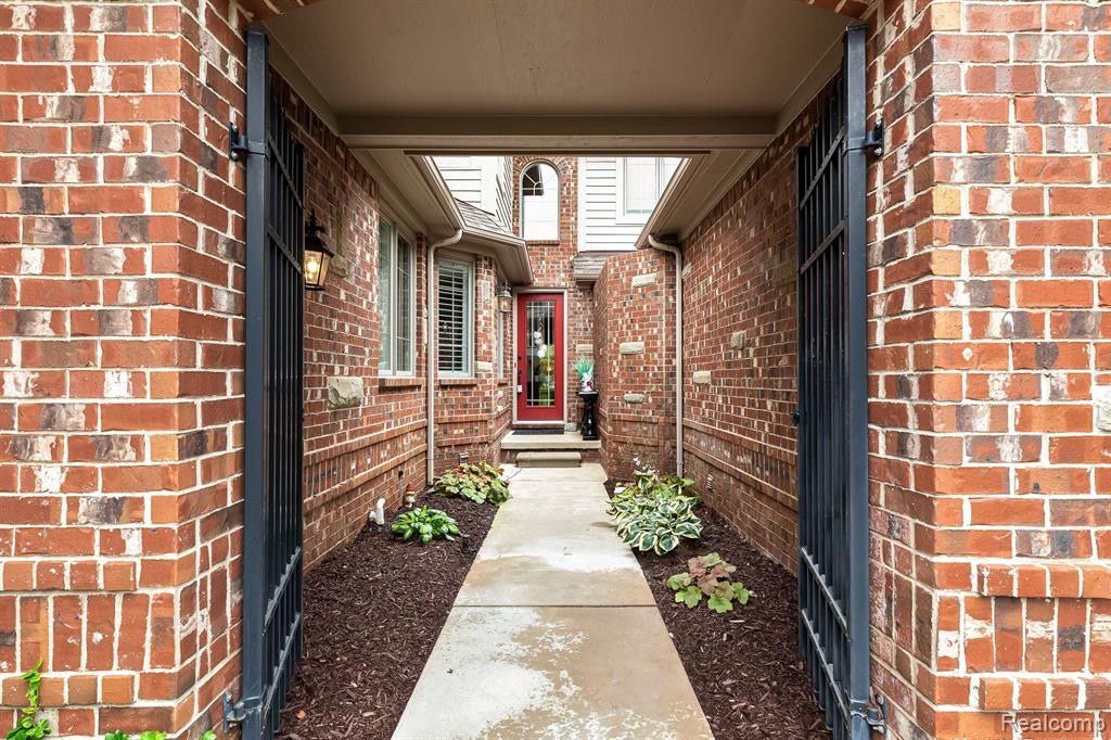 10729 WATERFALL Court, South Lyon, MI 48178 — Photo 48