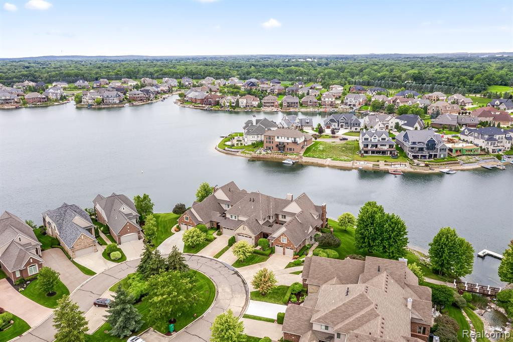 10729 WATERFALL Court, South Lyon, MI 48178 — Photo 58