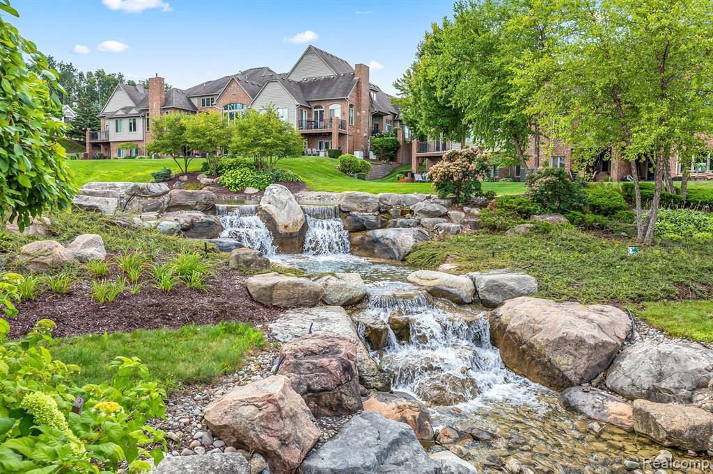 10729 WATERFALL Court, South Lyon, MI 48178 — Photo 63
