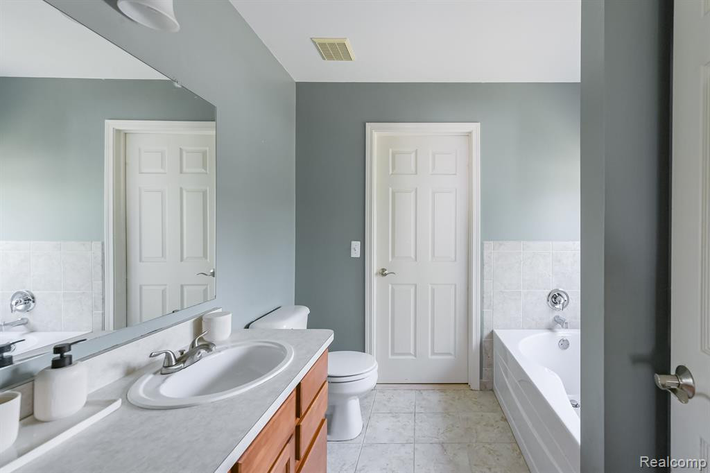 1900 CARLISLE Court, Ypsilanti, MI 48198 — Photo 18