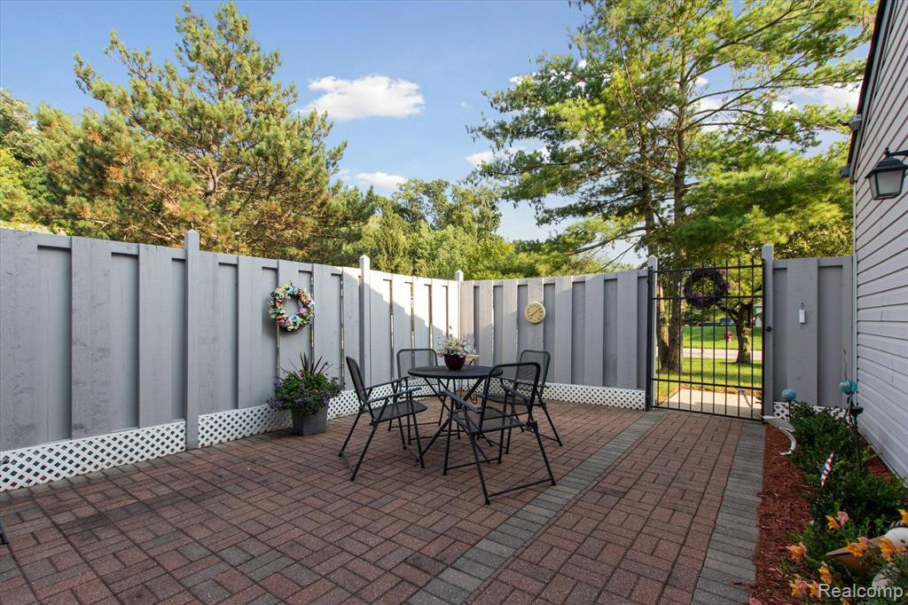 7698 GUNNISON Court, Brighton, MI 48114 — Photo 3