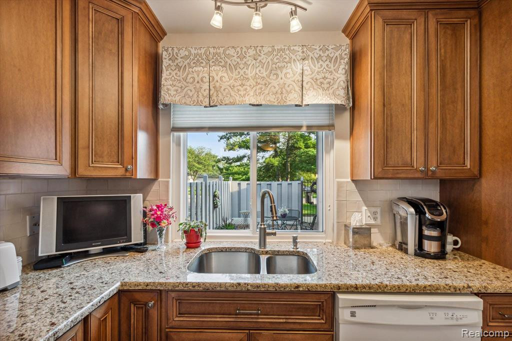 7698 GUNNISON Court, Brighton, MI 48114 — Photo 7