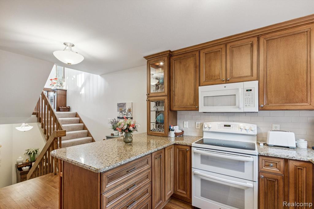 7698 GUNNISON Court, Brighton, MI 48114 — Photo 8