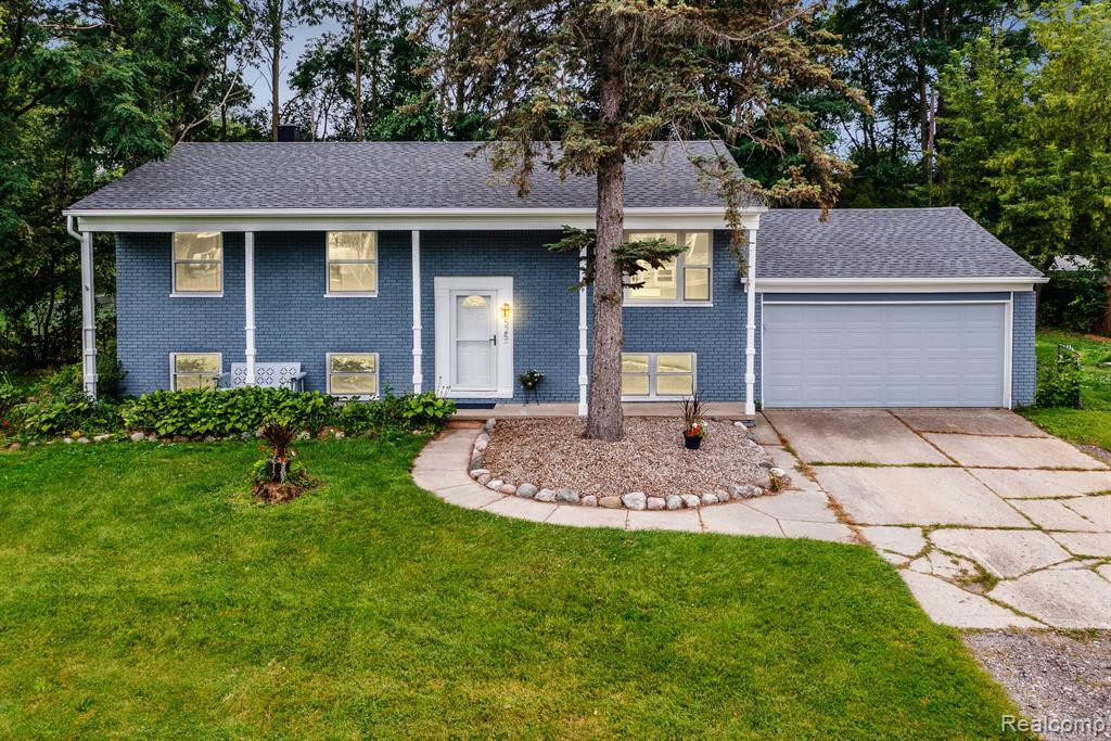 525 WOLVERINE Drive E, Wolverine Lake, MI 48390 — front exterior