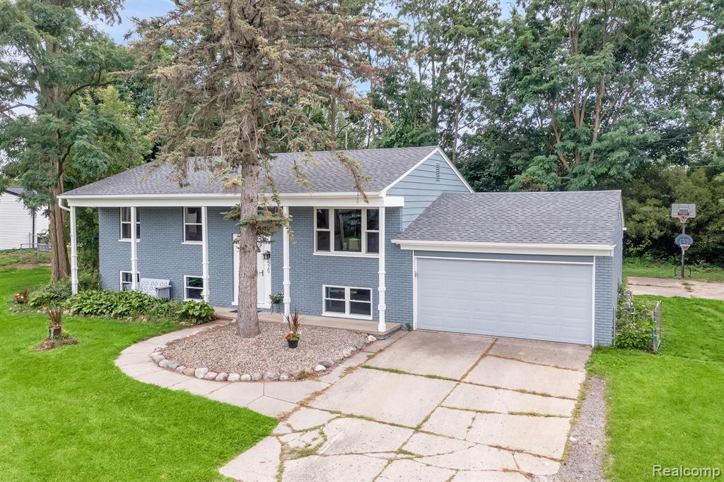 525 WOLVERINE Drive E, Wolverine Lake, MI 48390 — Photo 2