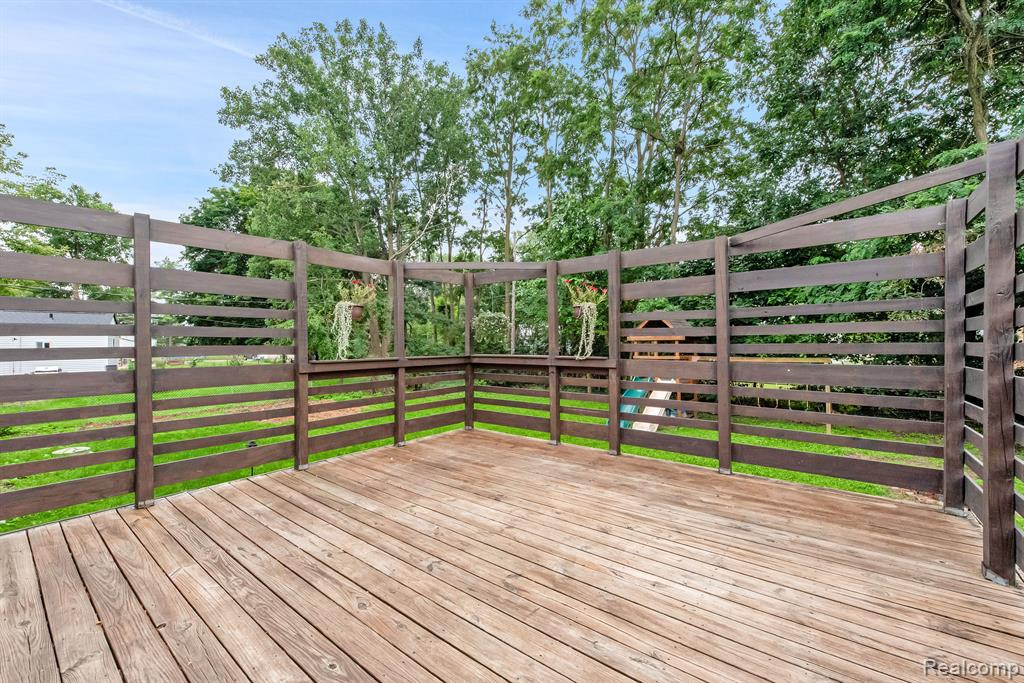 525 WOLVERINE Drive E, Wolverine Lake, MI 48390 — Photo 3