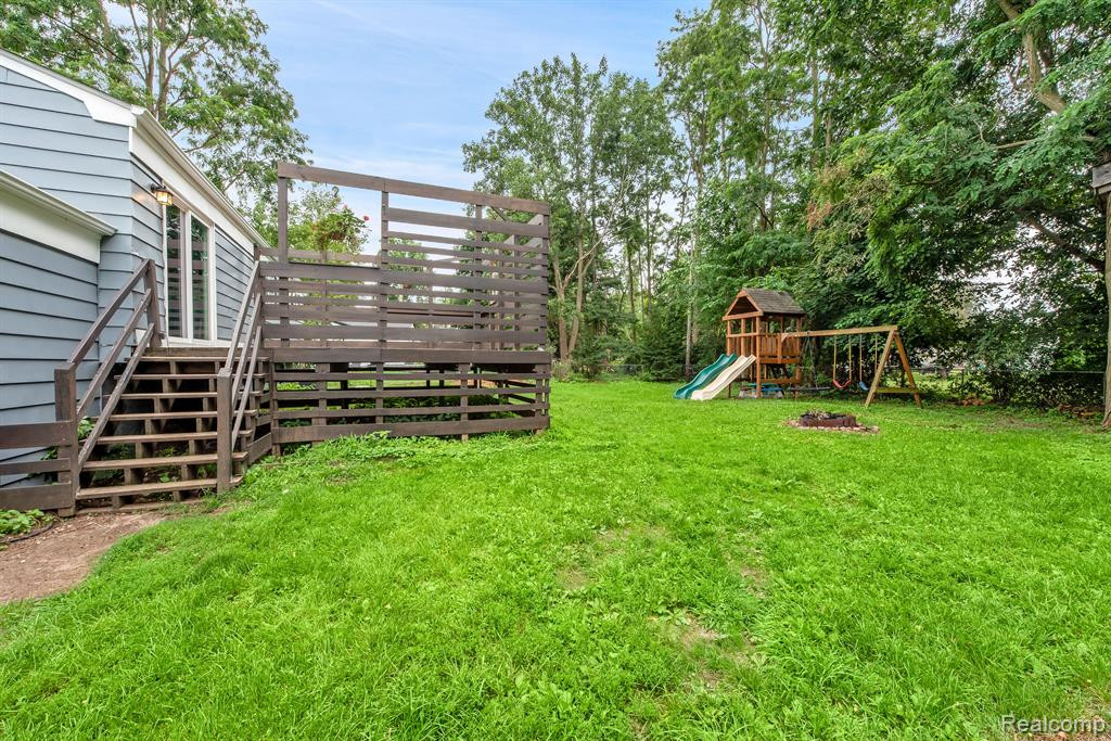 525 WOLVERINE Drive E, Wolverine Lake, MI 48390 — Photo 4