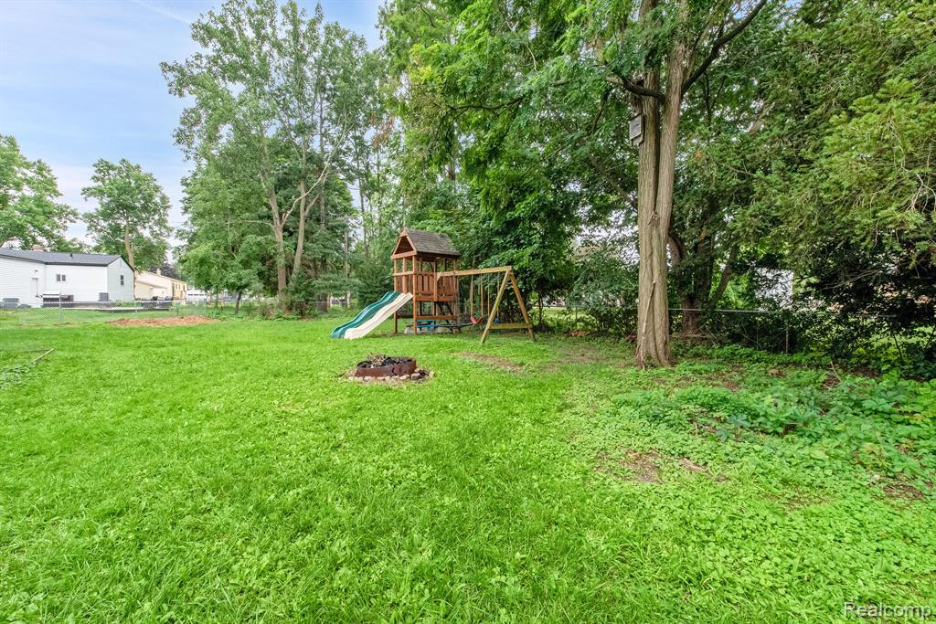 525 WOLVERINE Drive E, Wolverine Lake, MI 48390 — Photo 7