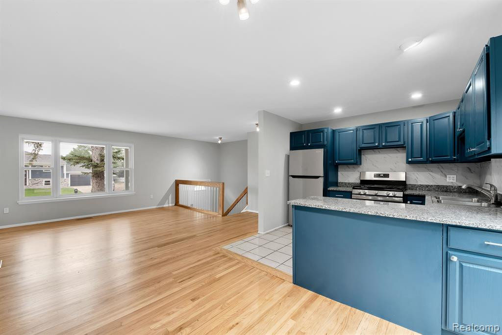 525 WOLVERINE Drive E, Wolverine Lake, MI 48390 — Photo 10