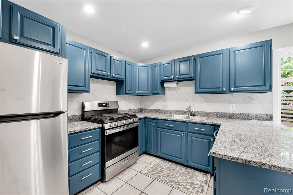 525 WOLVERINE Drive E, Wolverine Lake, MI 48390 — Photo 11