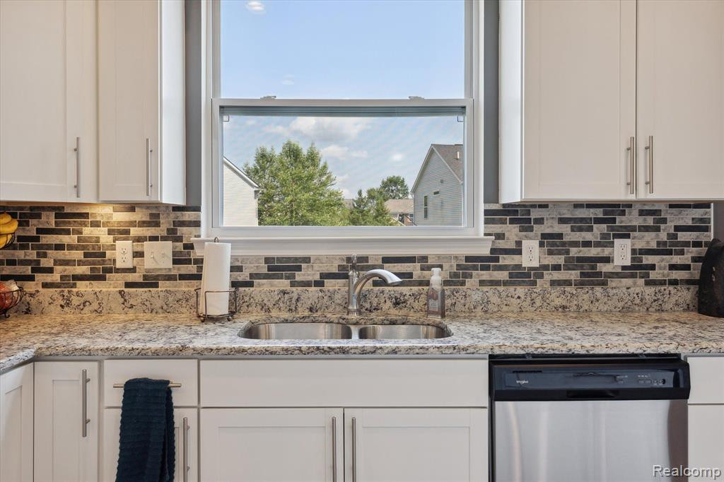 1956 HUNTERS CREEK Drive, Ypsilanti, MI 48198 — Photo 18