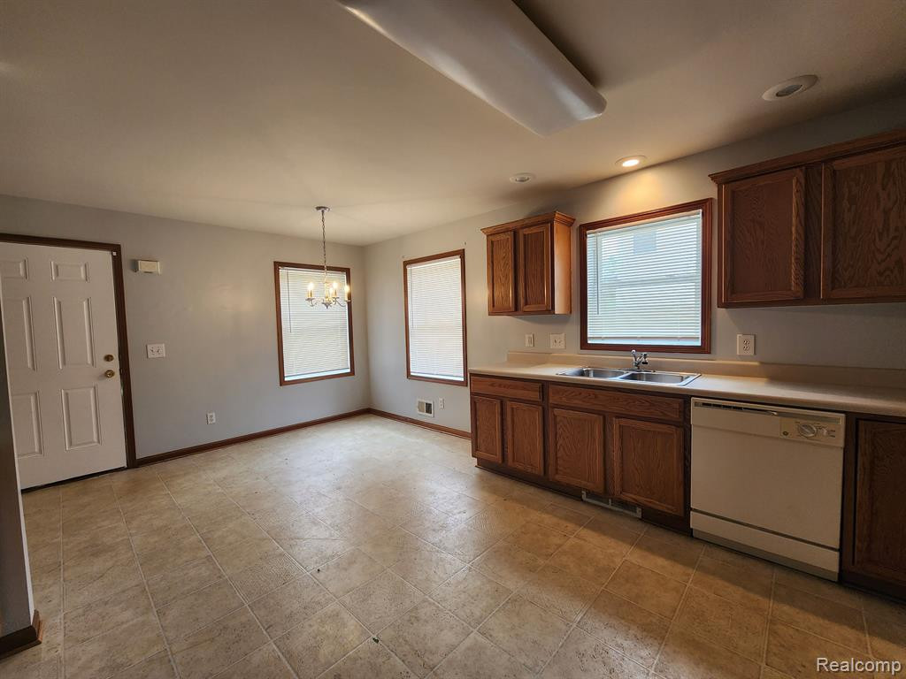 106 E MONTANA Street, Highland Park, MI 48203 — Photo 7