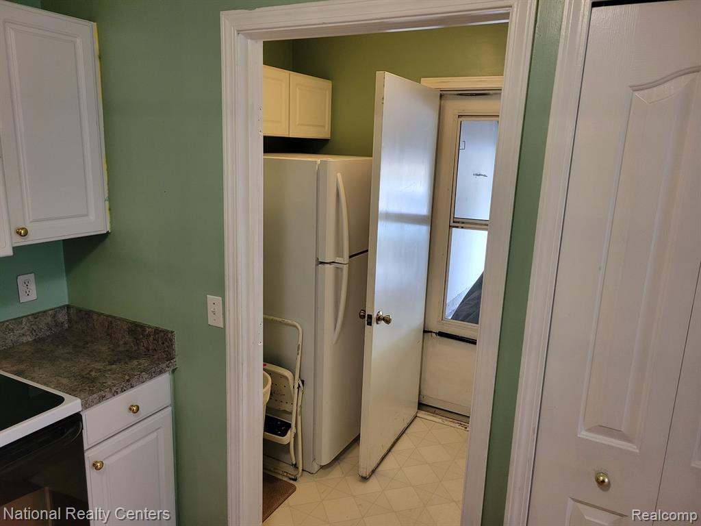 37008 CONDOR, Westland, MI — Photo 7