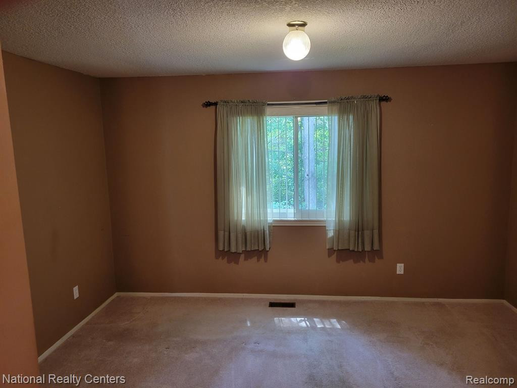 37008 CONDOR, Westland, MI — Photo 11