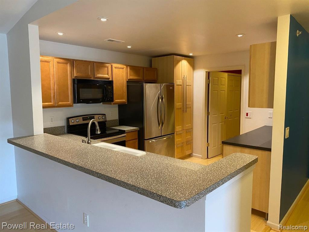 29579 NOTTINGHAM Circle, Livonia, MI 48152 — Photo 6