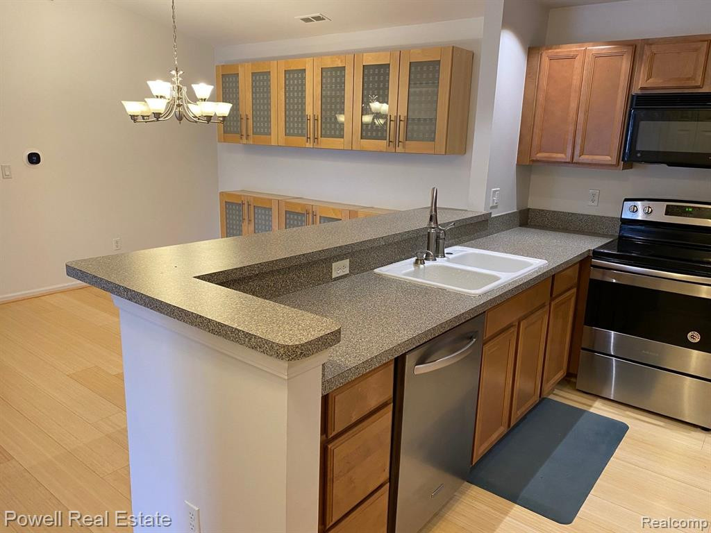 29579 NOTTINGHAM Circle, Livonia, MI 48152 — Photo 27
