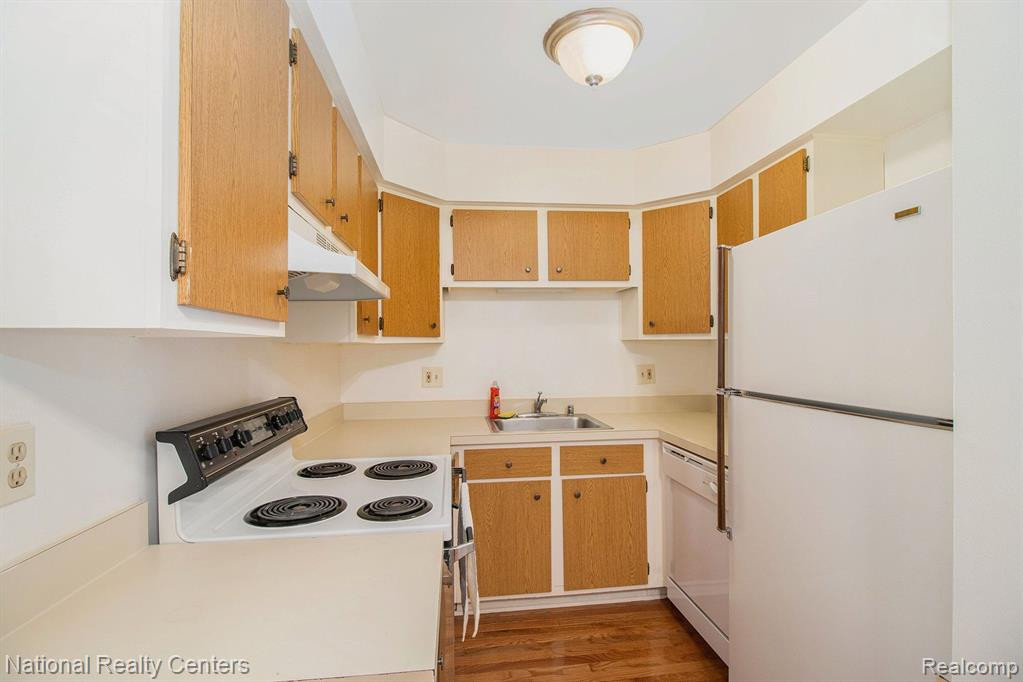 7760 MANOR Circle, 201, Westland, MI — Photo 4