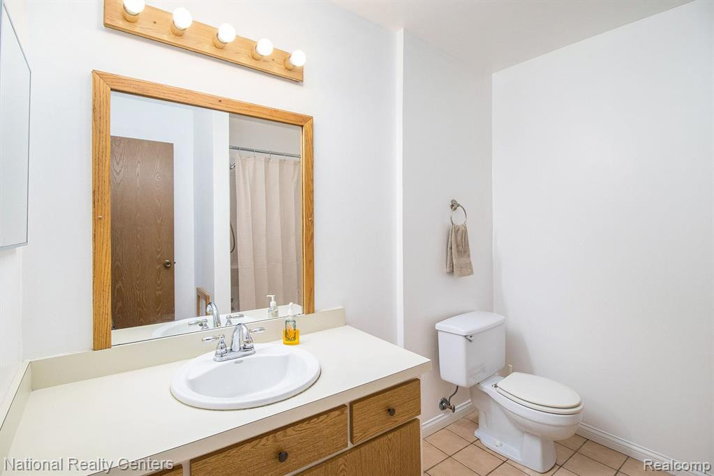7760 MANOR Circle, 201, Westland, MI — Photo 6