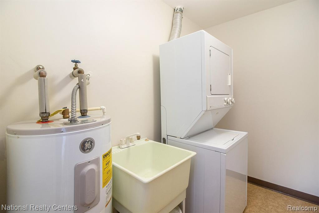 7760 MANOR Circle, 201, Westland, MI — Photo 11