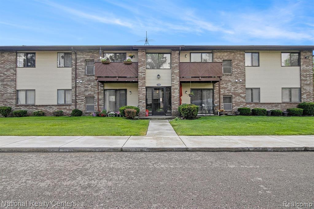 7760 MANOR Circle, 201, Westland, MI — Photo 13