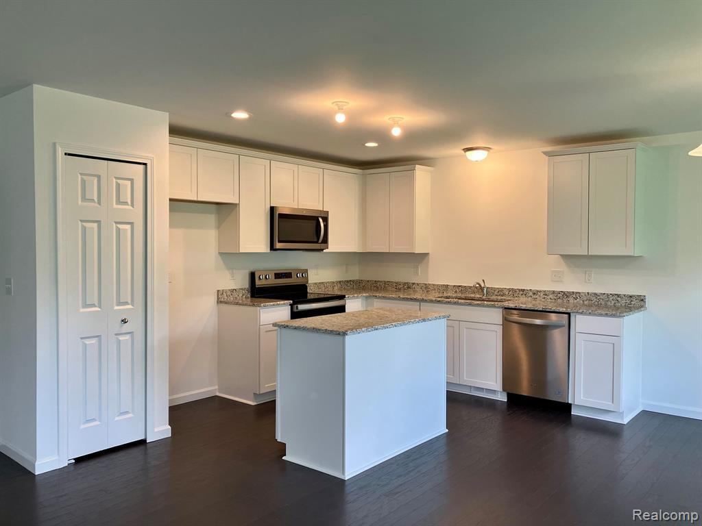 10181 SWAN LAKE Circle, 36, Ypsilanti, MI 48197 — Photo 2