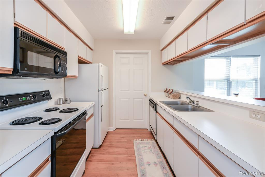 1731 WEATHERSTONE Drive, Ann Arbor, MI 48108 — Photo 13