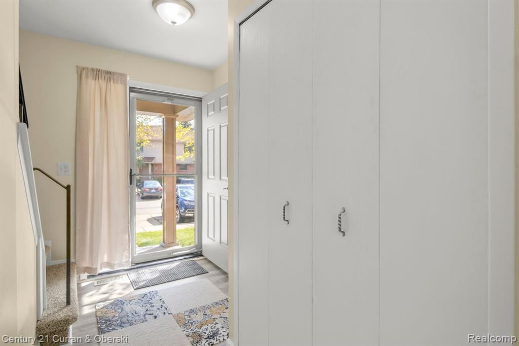 3890 Old Creek Rd, Troy, MI 48084 — Photo 3