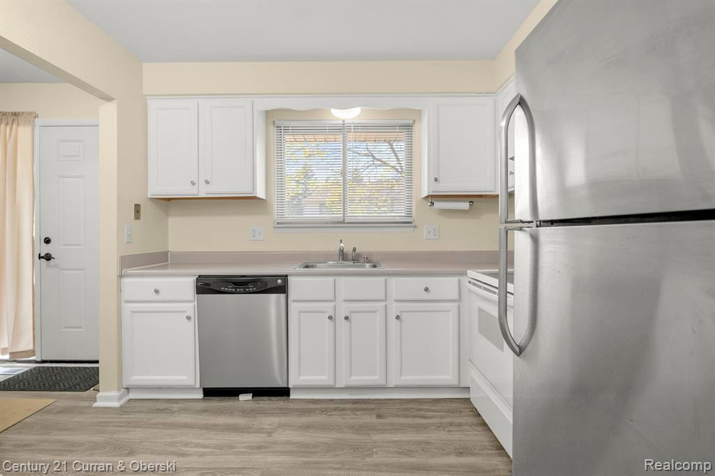 3890 Old Creek Rd, Troy, MI 48084 — Photo 4