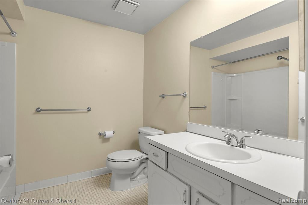 3890 Old Creek Rd, Troy, MI 48084 — Photo 12