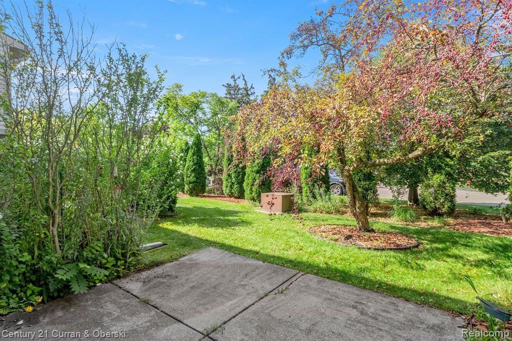 3890 Old Creek Rd, Troy, MI 48084 — Photo 16
