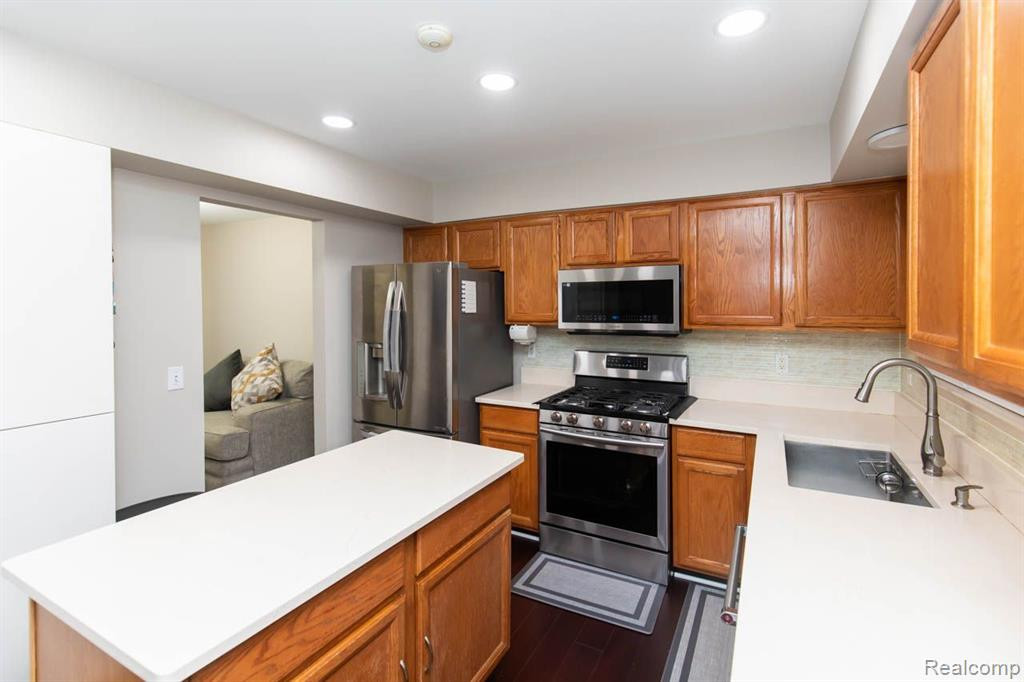 2018 LONE WOLF Lane, Canton, MI 48188 — Photo 20