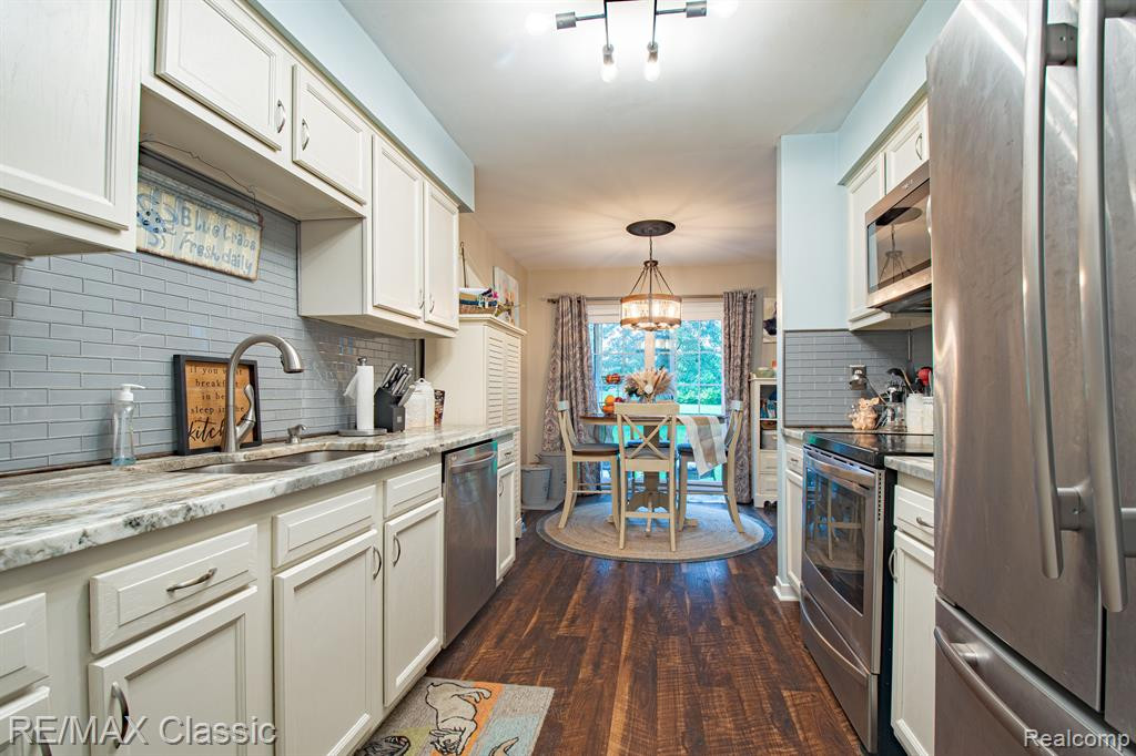 608 WINWOOD Circle, Walled Lake, MI 48390 — Photo 3
