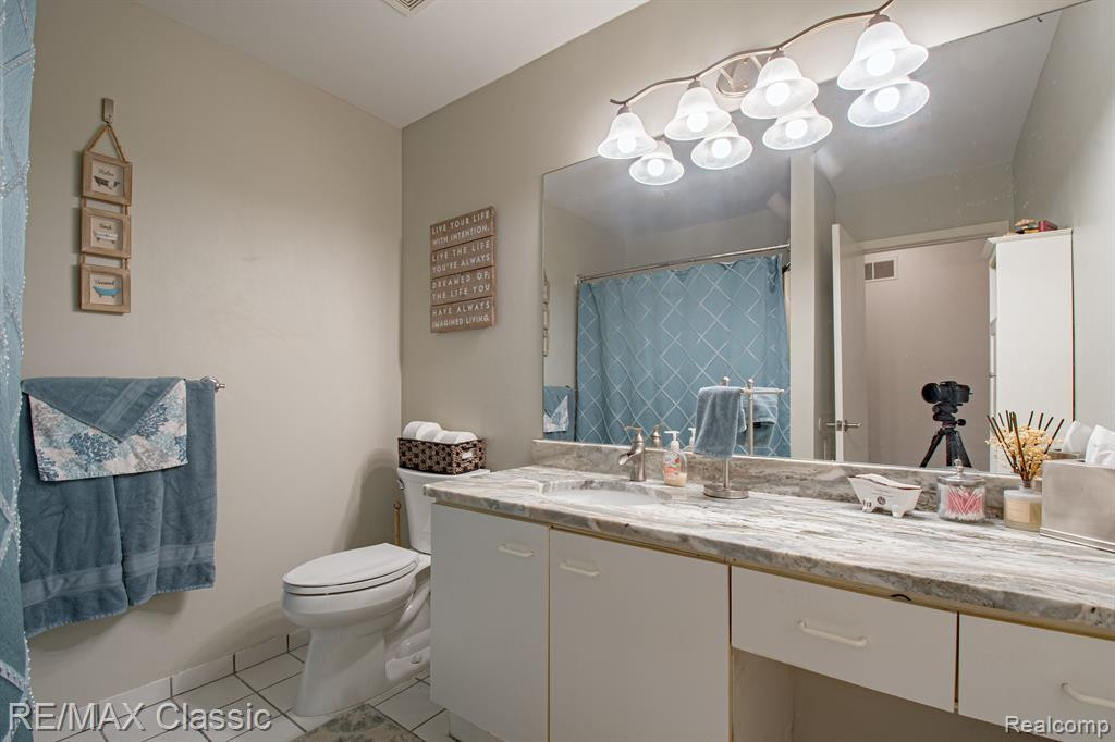608 WINWOOD Circle, Walled Lake, MI 48390 — Photo 16