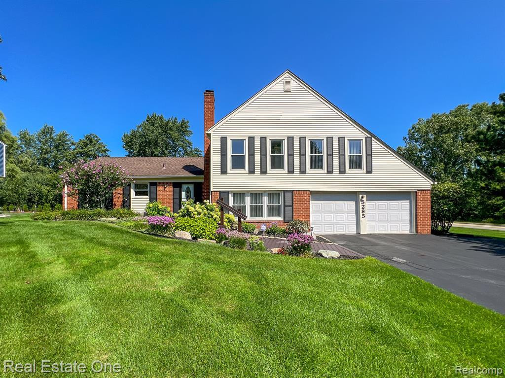 5285 HARDWOODS Drive, West Bloomfield, MI 48323 — front exterior