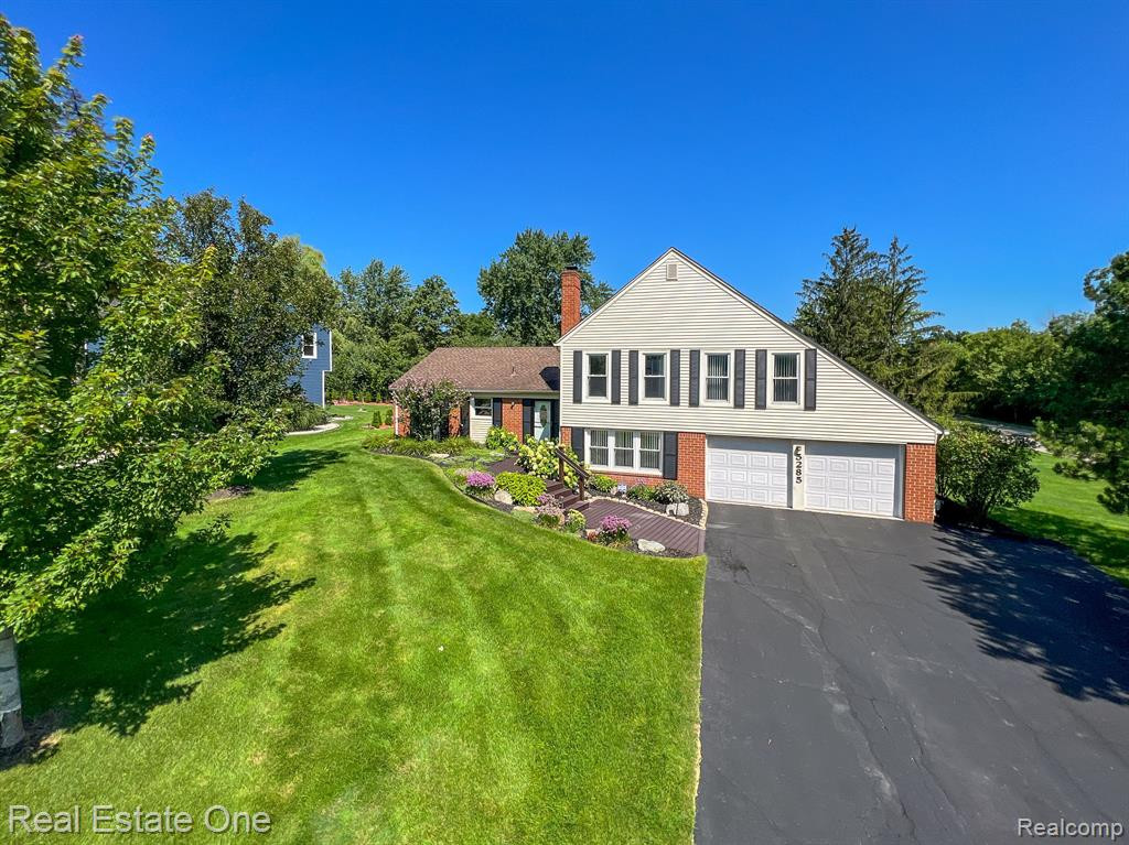 5285 HARDWOODS Drive, West Bloomfield, MI 48323 — Photo 2