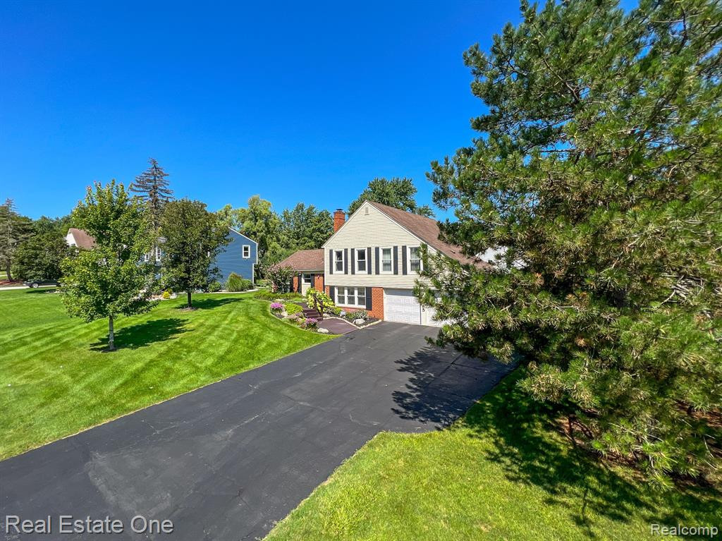 5285 HARDWOODS Drive, West Bloomfield, MI 48323 — Photo 3