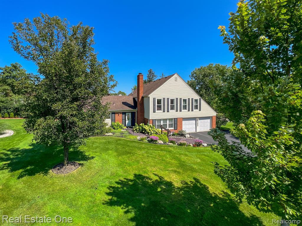 5285 HARDWOODS Drive, West Bloomfield, MI 48323 — Photo 4