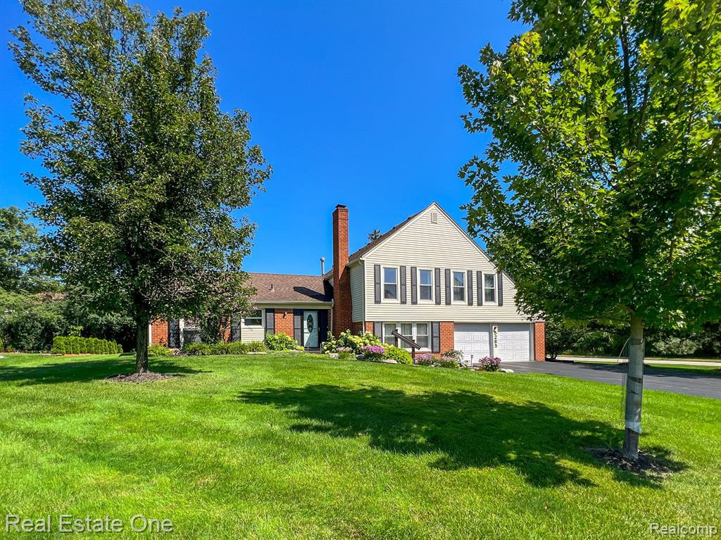5285 HARDWOODS Drive, West Bloomfield, MI 48323 — Photo 5