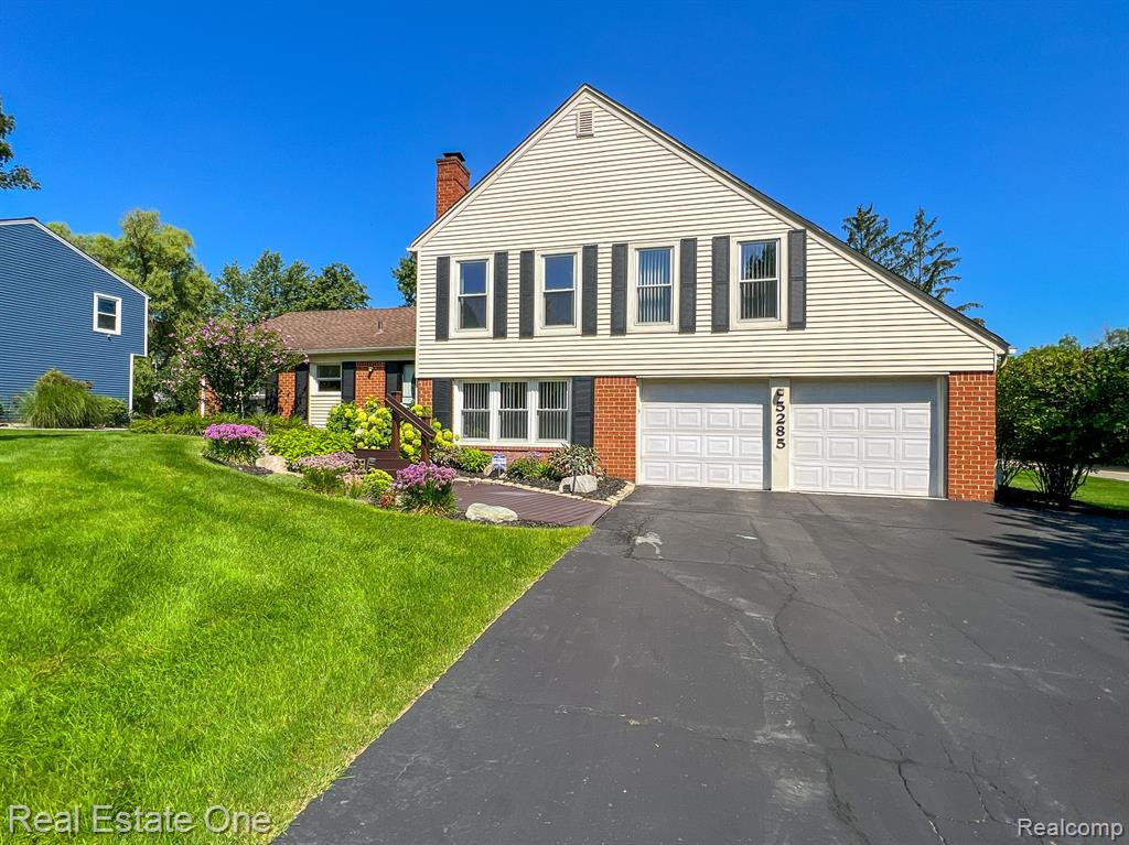 5285 HARDWOODS Drive, West Bloomfield, MI 48323 — Photo 6
