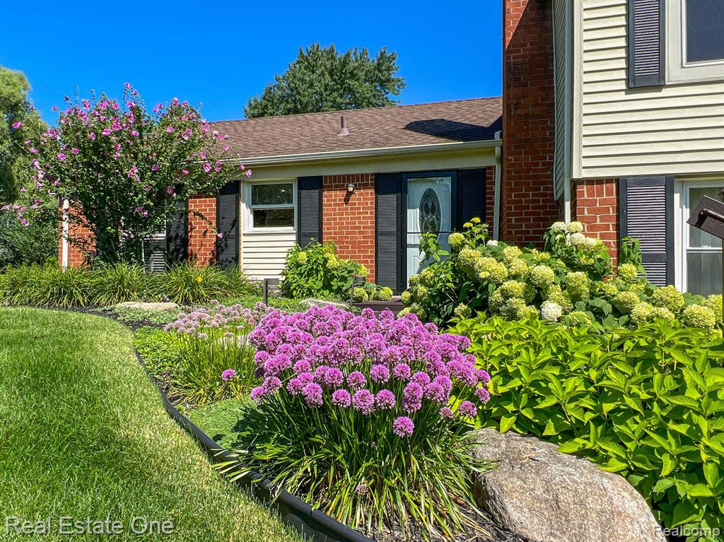 5285 HARDWOODS Drive, West Bloomfield, MI 48323 — Photo 7